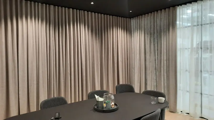 Sömnad av måttanpassade gardiner som insynsskydd till konferensrum på kontor