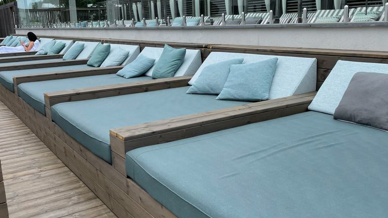 blågrå sittdynor med skumplast och kuddar