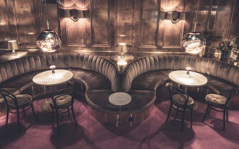 Sömnad av specialbeställda soffor och stolar till restaurang
