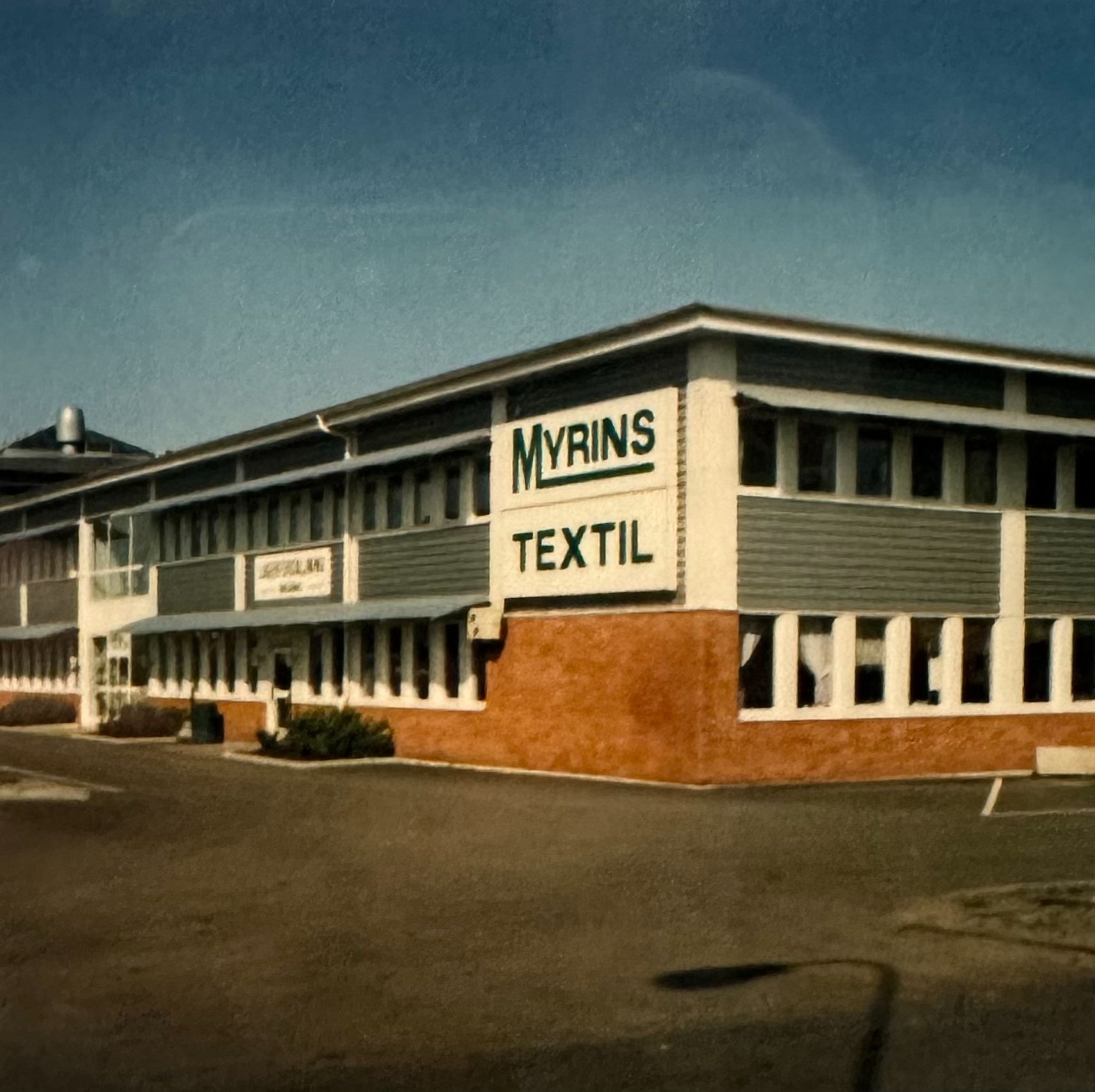 Myrins Textil grundades 1963, som ett renodlat textilåtervinningsföretag. Under 60-talet arbetade vi enbart med insamling och sortering av textilspill från industrin och klädinsamlingar t.ex från Stadsmissionen och Röda Korset.