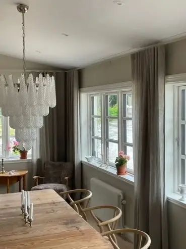 Sömnad av måttanpassade gardiner för en matplats