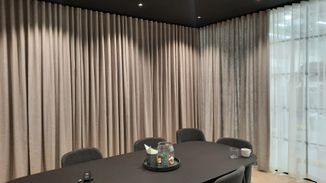 Sömnad av lite kraftigare gardiner som insynsskydd till konferensrum på kontor