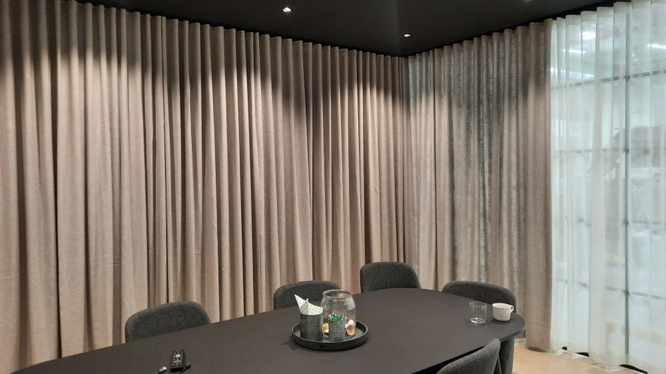 Måttanpassade gardiner till ett konferensrum