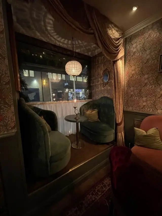 Specialbeställda gardiner och soffa i sammet till restaurang i Göteborg