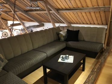 Platsbyggd soffa klädd i sammetstyg
