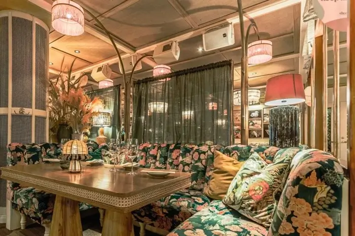 Sömnad av specialbeställda soffor i härliga mönster till restaurang
