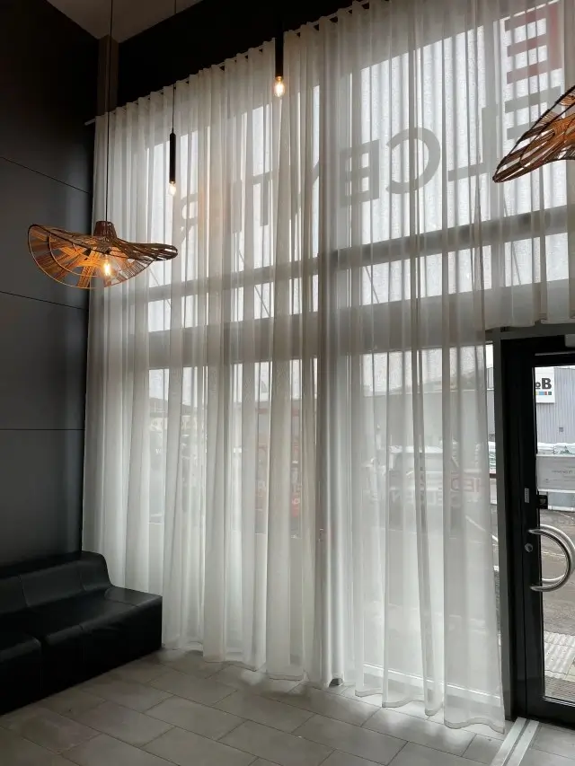 Skräddarsydda tunna och lätta gardiner som funkar som lite solskydd