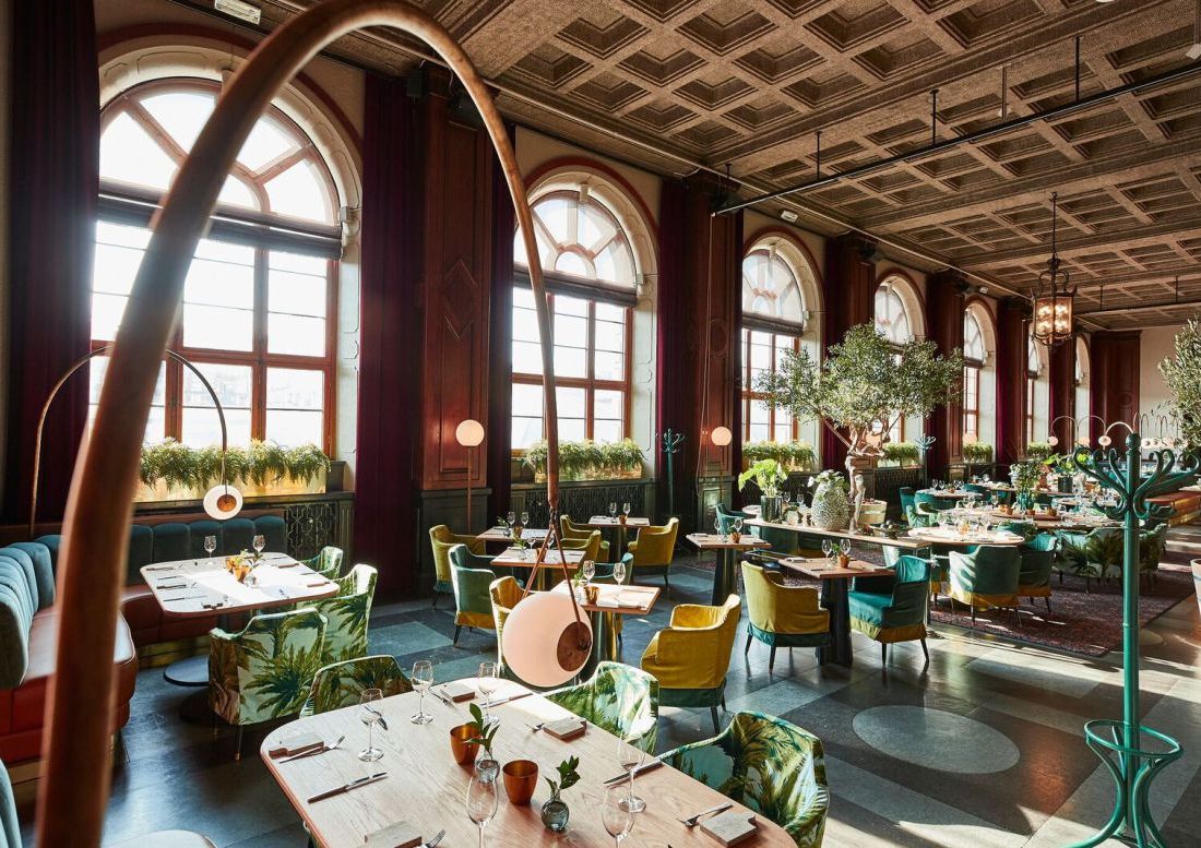 Sömnad av tematiserade stolar för en restaurang i Göteborg