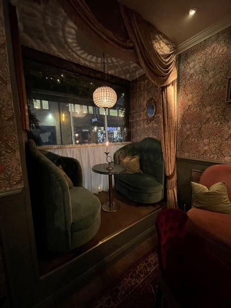 Sömnad av specialbeställda möbler till restaurang