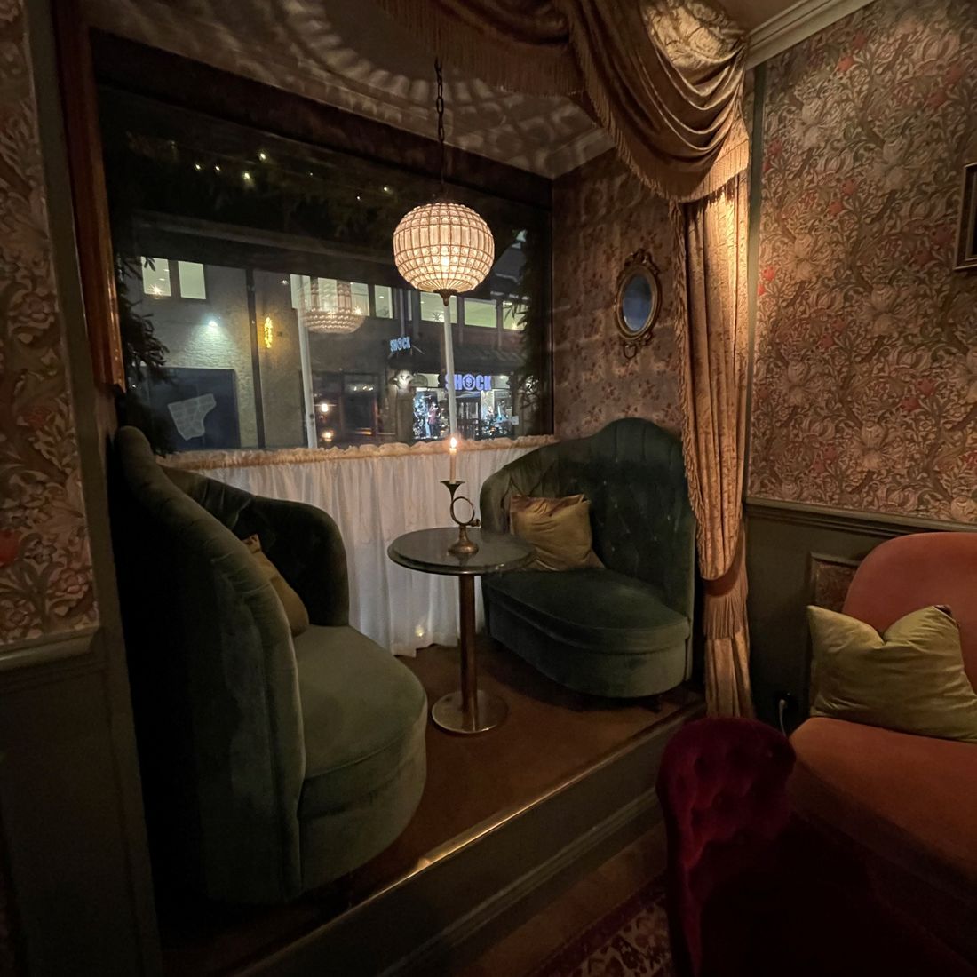 Specialbeställda gardiner och soffa i sammet till restaurang i Göteborg