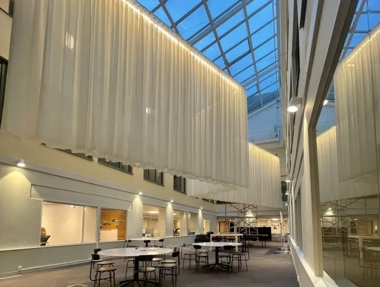 Sömnad av gardiner som insynsskydd till kontor
