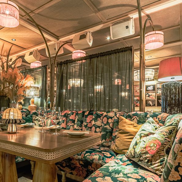 Sömnad av specialbeställda soffor i härliga mönster till restaurang