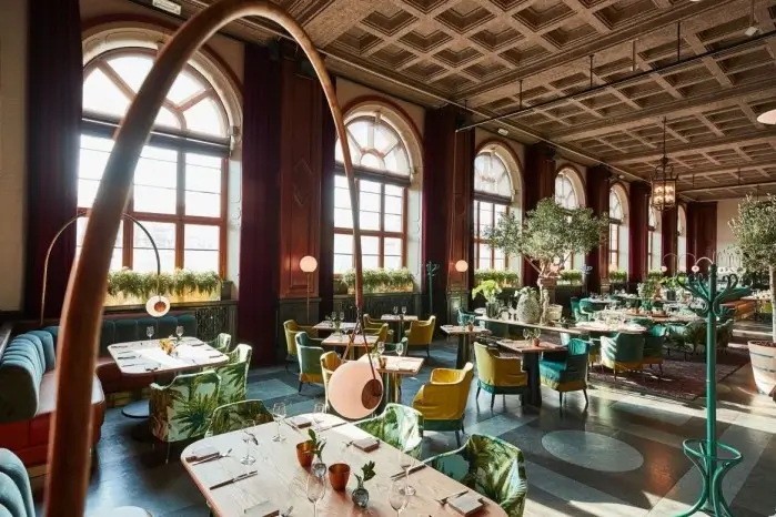 Sömnad av tematiserade stolar för en restaurang i Göteborg