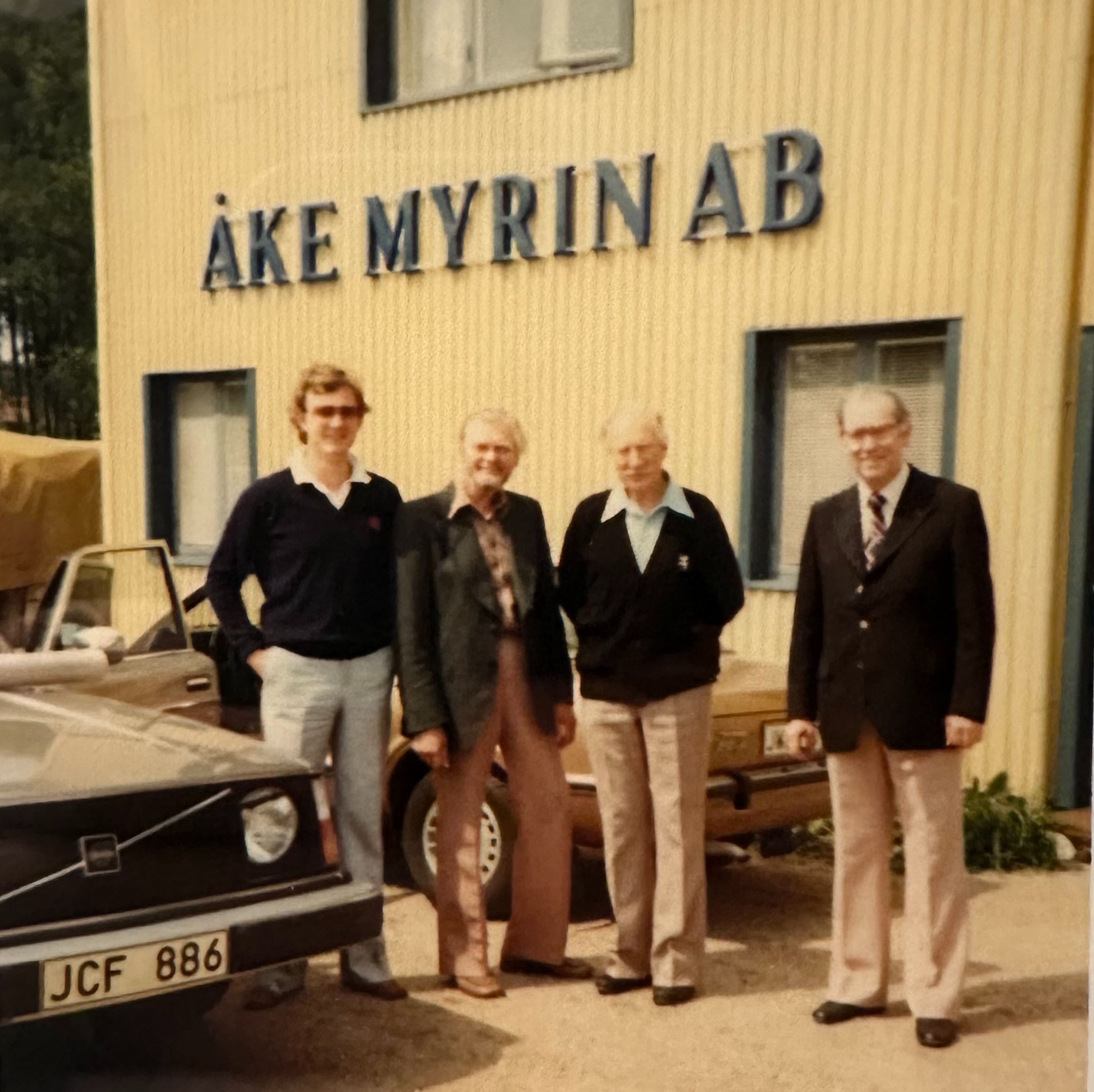 Myrins Textil grundades 1963, som ett renodlat textilåtervinningsföretag. Under 60-talet arbetade vi enbart med insamling och sortering av textilspill från industrin och klädinsamlingar t.ex från Stadsmissionen och Röda Korset.