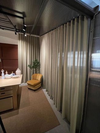 En lounge area på ett kontor med måttanpassade gardiner för insynsskydd.