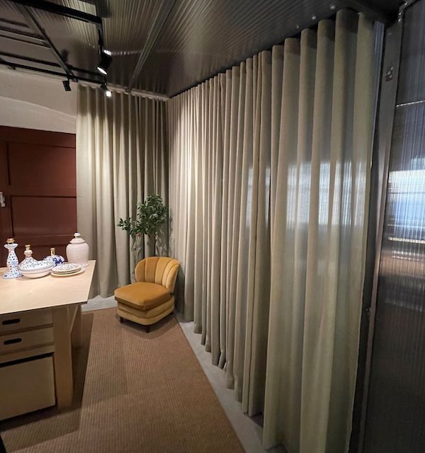 En lounge area på ett kontor med måttanpassade gardiner för insynsskydd.