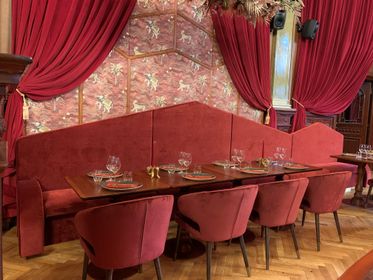 Specialbeställda gardiner i sammet till restaurang i Göteborg