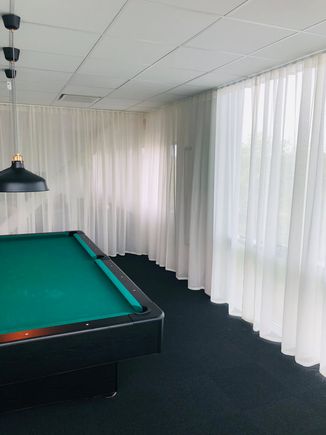 Sömnad av vita tunna gardiner till kontor