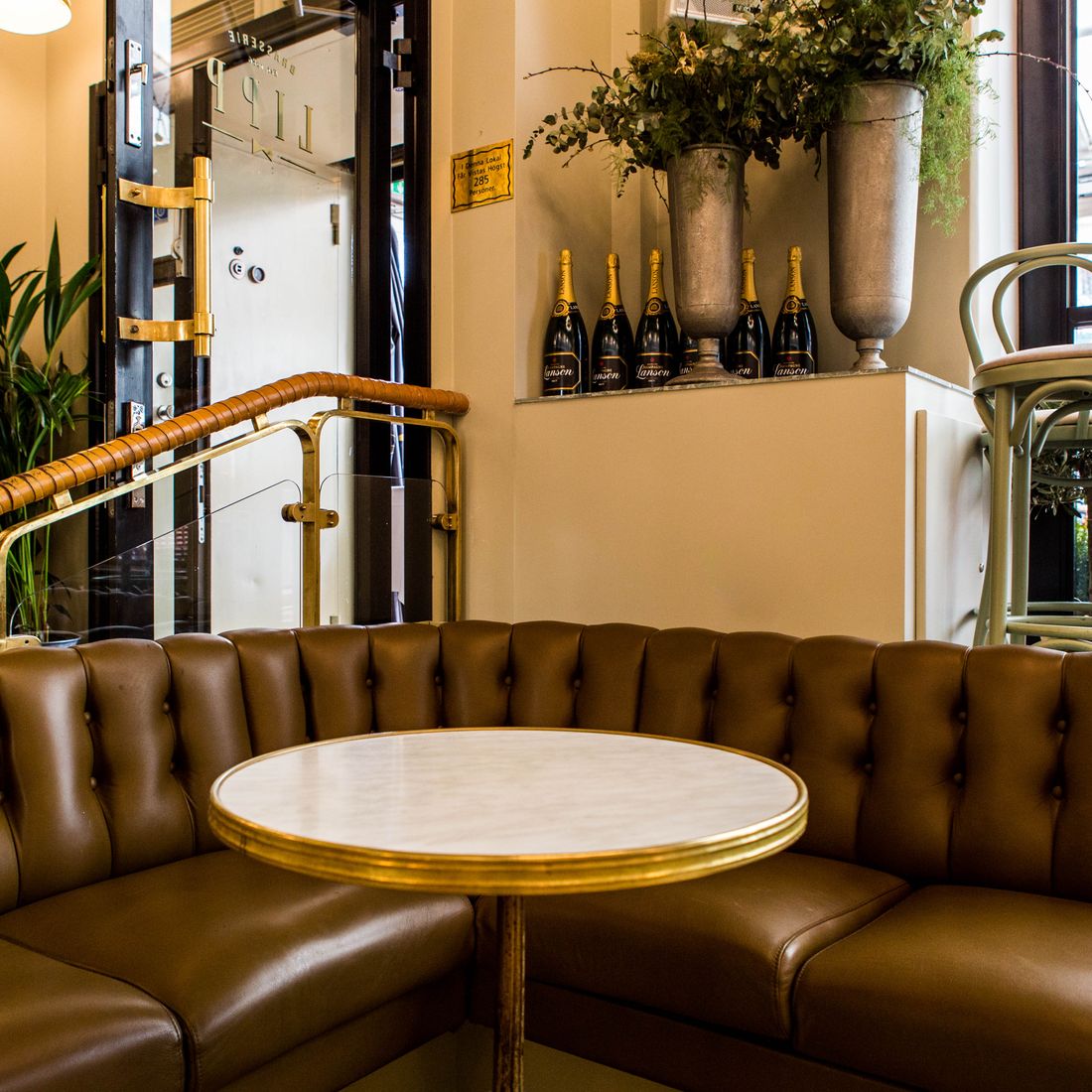 Sömnad av specialbeställd soffa i läder till restaurang