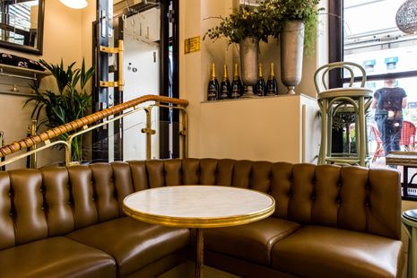Sömnad av specialbeställd soffa i läder till restaurang