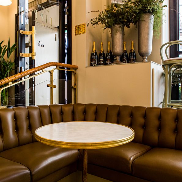 Sömnad av specialbeställd soffa i läder till restaurang