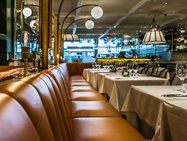 Sömnad av specialbeställda soffmöbler till restaurang