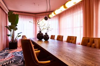 Sömnad av specialbeställda lite kraftigare och tunnare gardiner till kontor