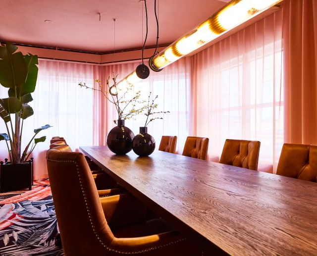 Sömnad av specialbeställda lite kraftigare och tunnare gardiner till kontor