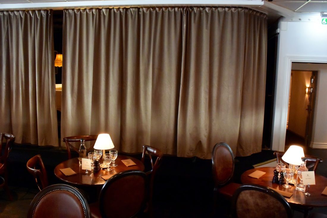 Specialbeställda draperier som används som insynsskydd