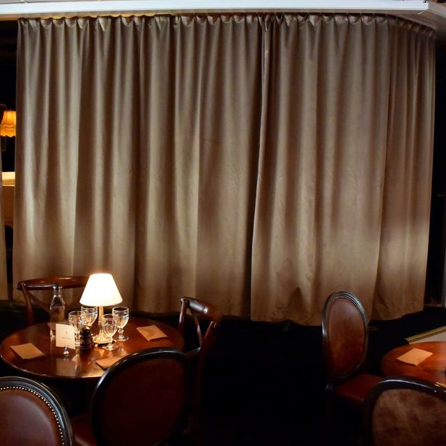 Specialbeställda draperier som används som insynsskydd