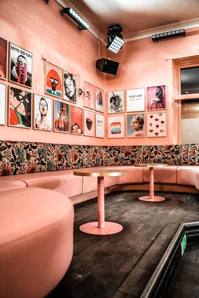 Sömnad av specialbeställd soffa i en ljusrosa färg till restaurang