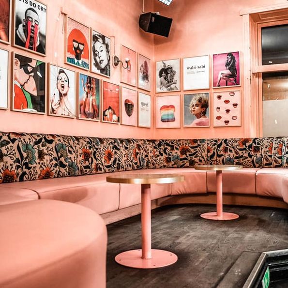 Sömnad av specialbeställd soffa i en ljusrosa färg till restaurang