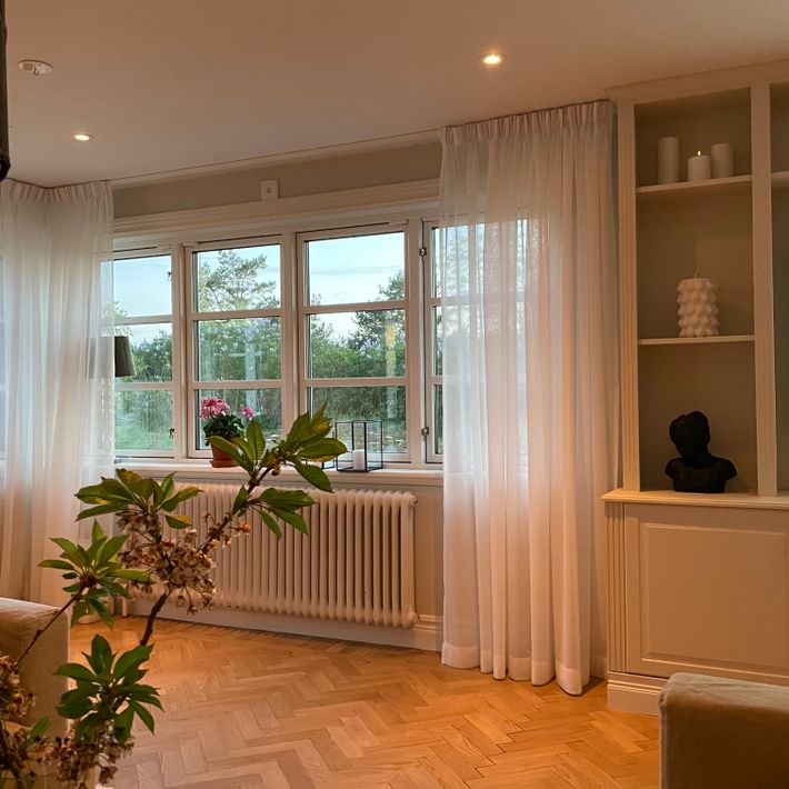 Tunna vita gardiner i ett vardagsrum i Göteborg