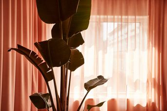 Sömnad av specialbeställda gardiner till hotell