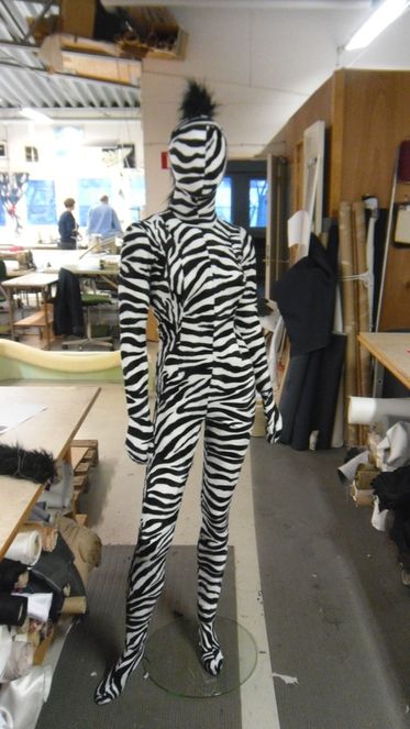 Manekeng iklädd zebrarandig body suit