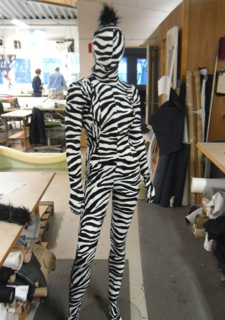 Manekeng iklädd zebrarandig body suit