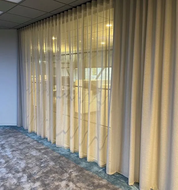 Mötesrum i Göteborg med skräddarsydda gardiner som används som insynsskydd.
